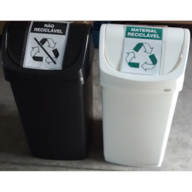 KIT COM 2 LIXEIRAS 50 LITROS TAMPA BASCULANTE E ADESIVOS KIT COM 2 LIXEIRAS 50 LITROS TAMPA BASCULANTE E ADESIVOS